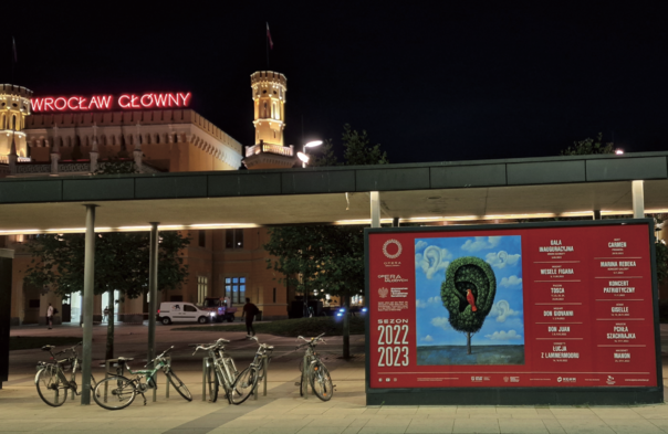 Reklama na dwrocu Wrocław.png