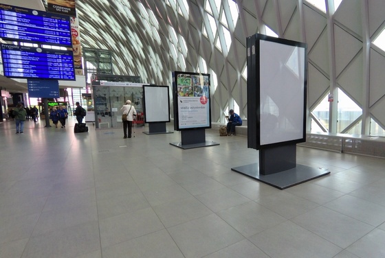 Reklama na dworcu PKP Poznań .jpg