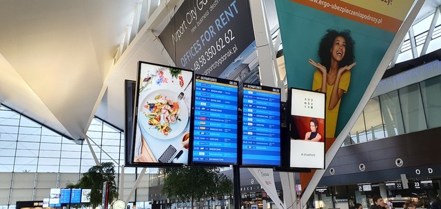 ekrany na lotnisku Gdańsk .jpg